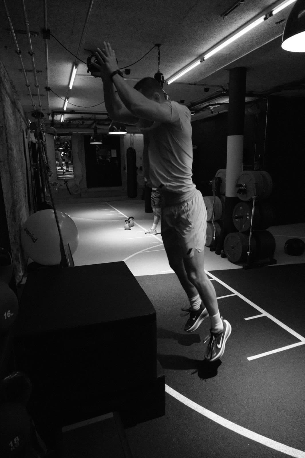 Athlet bei einem Box Jump im Cave Zürich